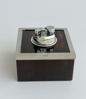 Briquet de table ancien, métal chromé et acrylique.
