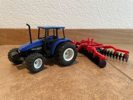 SIKU New Holland 5635 mit Scheibenegge