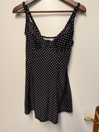Gepunktetes Badekleid