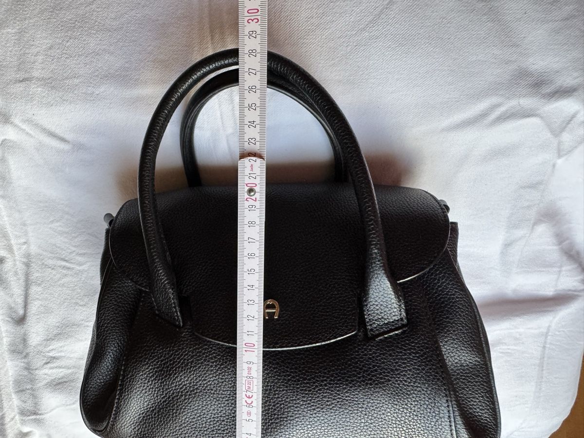 Borse da donna: Aigner Tasche, Leder, schwarz – Usato da Märwil venduto da Asterix2009 4