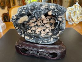 Fossilie - Schale aus braunem Speckstein mit Versteinerungen