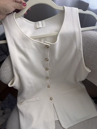 Elegantes Gilet mit Goldknöpfen