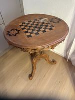 Antiker Schach-Beistelltisch mit Schnitzerei, Nussbaum, Rari