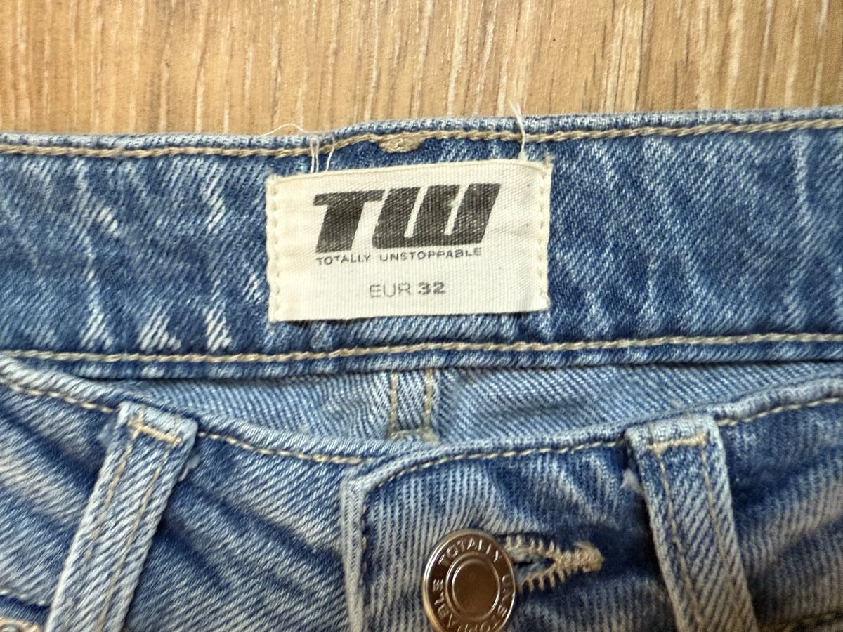 Tally Weijl Jeans: Jean bleu clair Tally Weijl, t.32 – Usato da Tavannes venduto da Thriftshop 1