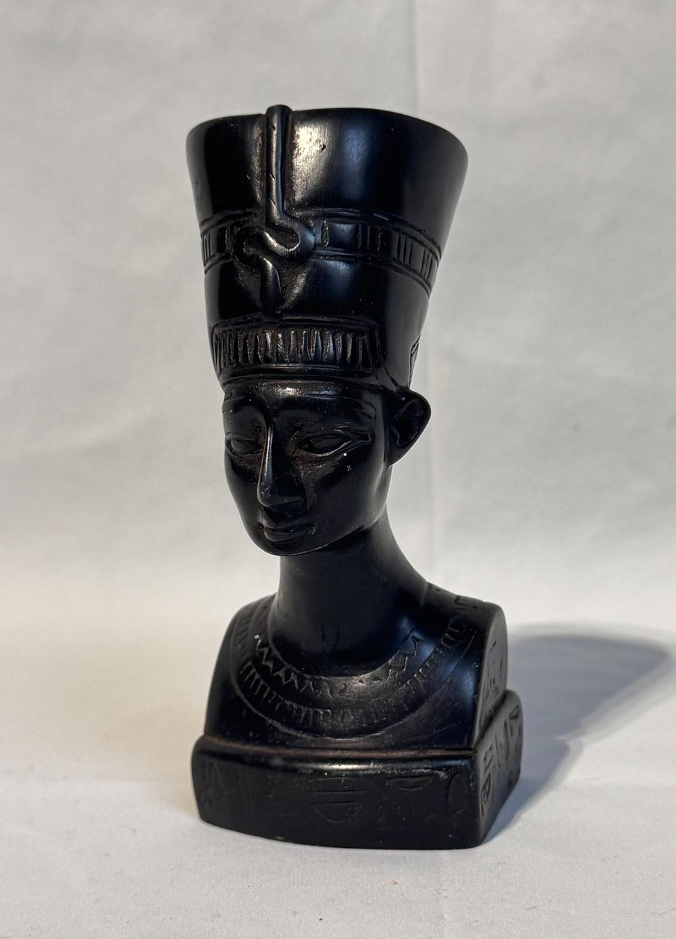 Skulpturen & Statuen: Buste de Nefertiti en résine – Gebraucht aus Tramelan von lolopat