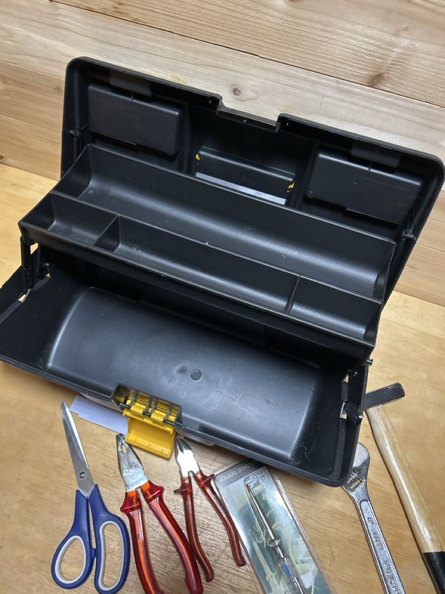 Tutti gli attrezzi: Assortiment outils avec boîte  – Usato da Corcelles NE venduto da Avossouhaits 1