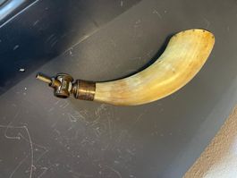 Antico corno da polvere da sparo (Pulverhorn) con montatura