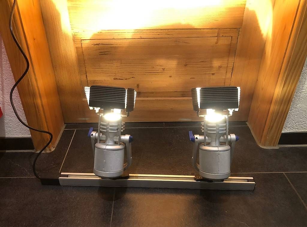 Lampade: 2 Halogenscheinwerfer auf Stromschiene – Usato da Kirchberg BE venduto da lostchild