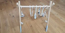 Neuwertiges Baby Gym (Spieltrapez) aus Holz mit Anhänger
