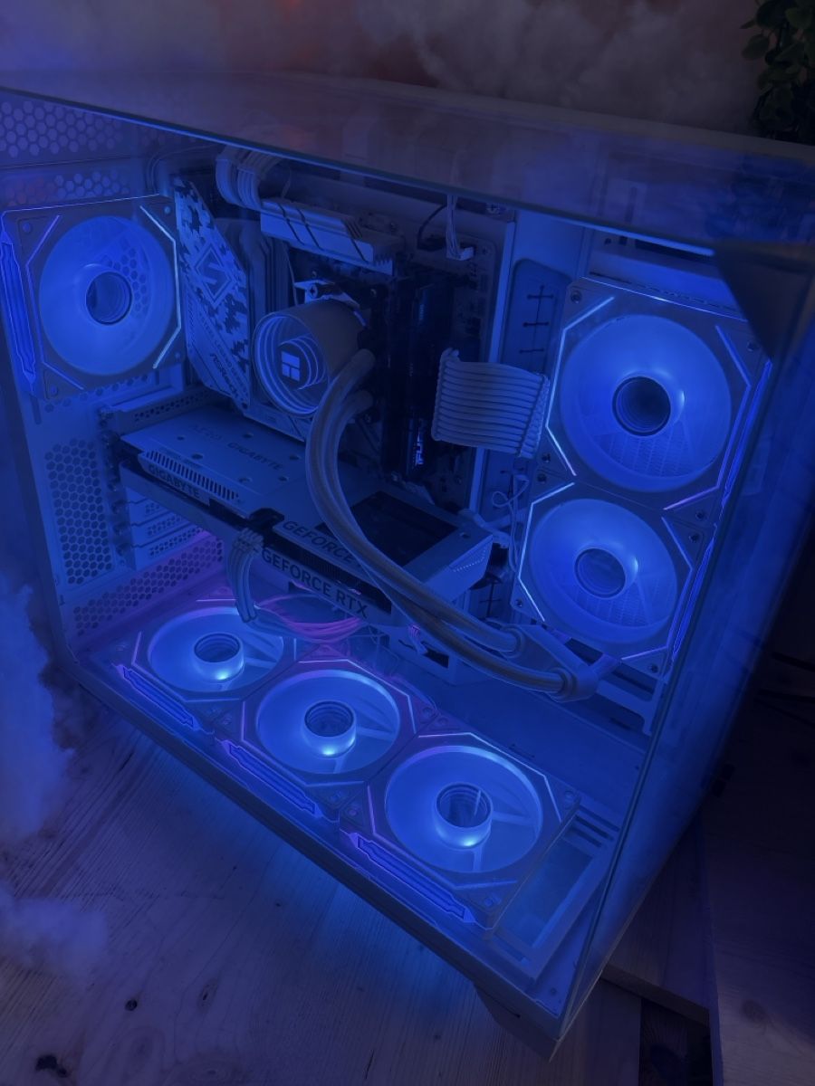 Console: Gaming PC, streamdek, microphone, webcam, and three monitors – Usato da Lausen venduto da Mutuli 1