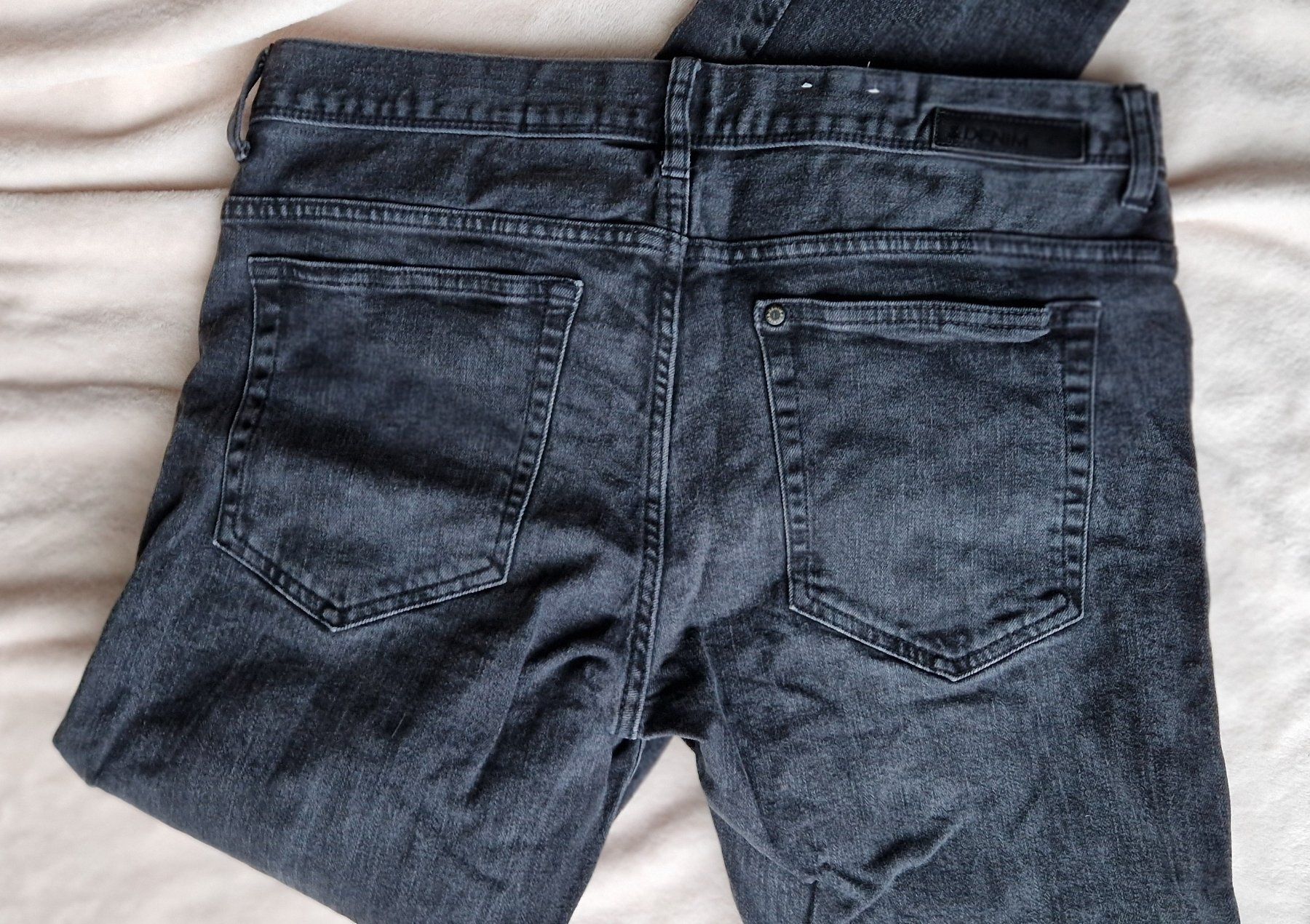 Pantaloni: Jeans jeune de couleur foncée – Usato da Epalinges venduto da Ozili 2