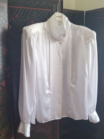 Chemisier blanc élégant et fluide, idéal pour l'été! Taille