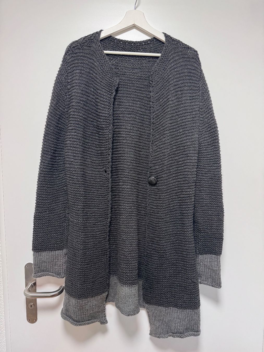 Maglioni & Felpe: Warme Strickjacke, Anthrazit-Grau, Grösse M /L, – Usato da Winterthur venduto da tam_7tbh