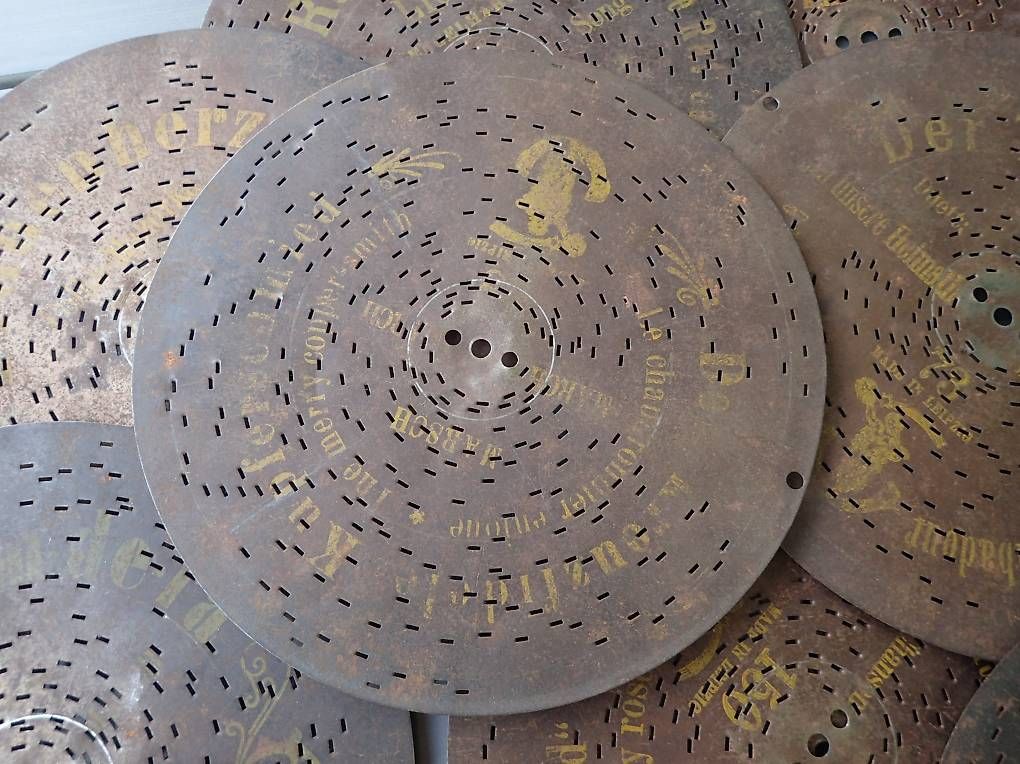 Piatti di portata: Alte Antike Polyphon  Platten / Lochplatten – Usato da Reinach BL venduto da Glockenblumen