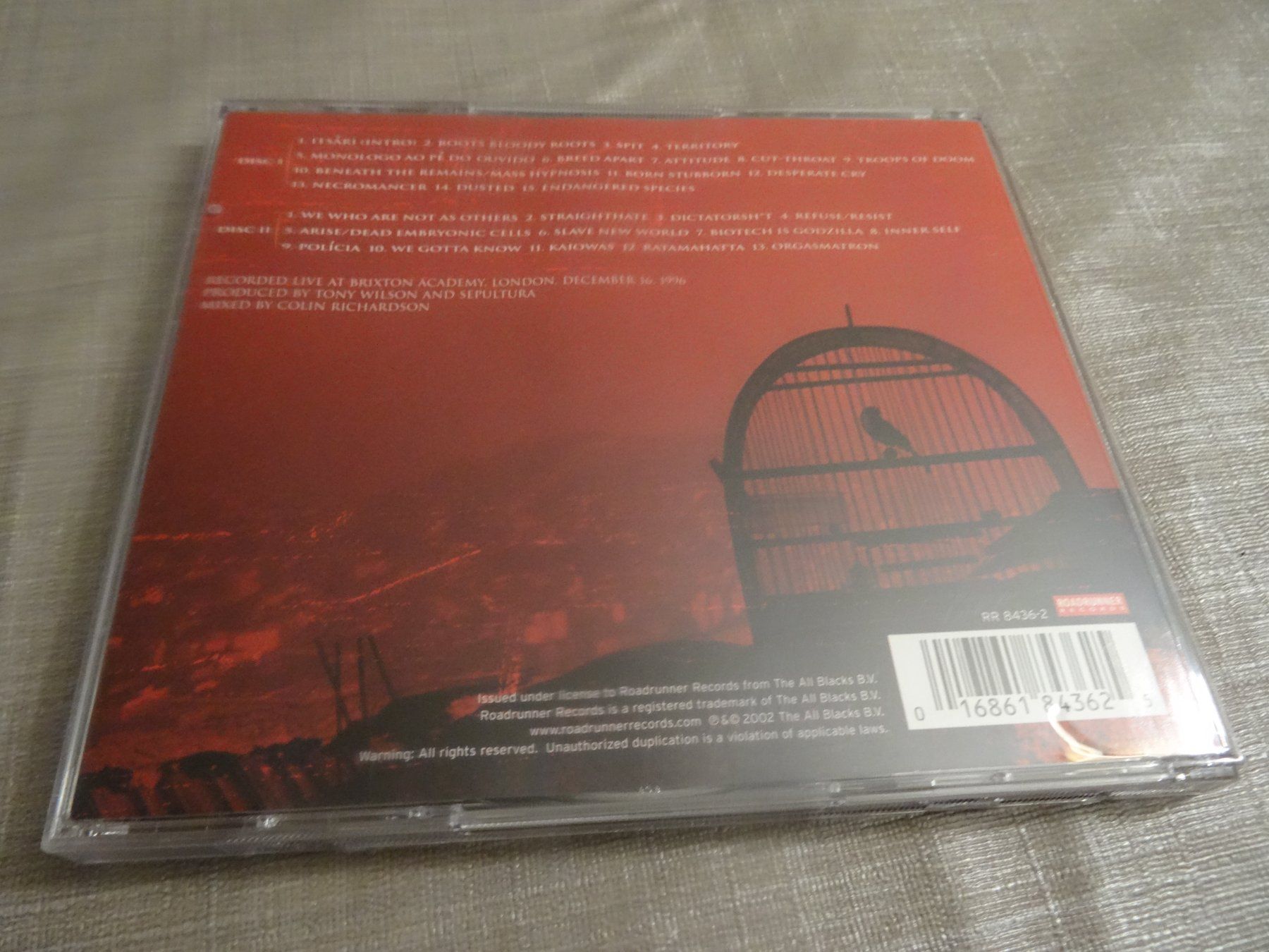 CD: Sepultura - Under A Pale Grey Sky - Doppel-CD CD – Usato da Olten venduto da Disc-Ausverkauf 1