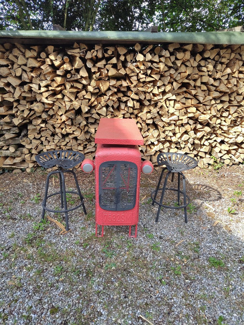 Set di tavolo e panche: Bar-Set: 2 Traktorsitz-Hocker & roter Traktor-Tisch – Usato da Kriens venduto da cla_cb2y