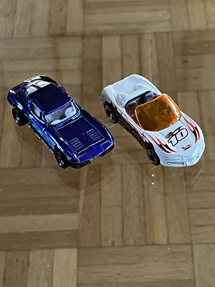 Hot Wheels Modellautos: Zwei Chevrolet Corvette Stingray in Matchbox Grösse – Gebraucht aus Basel von EdiEberle 1
