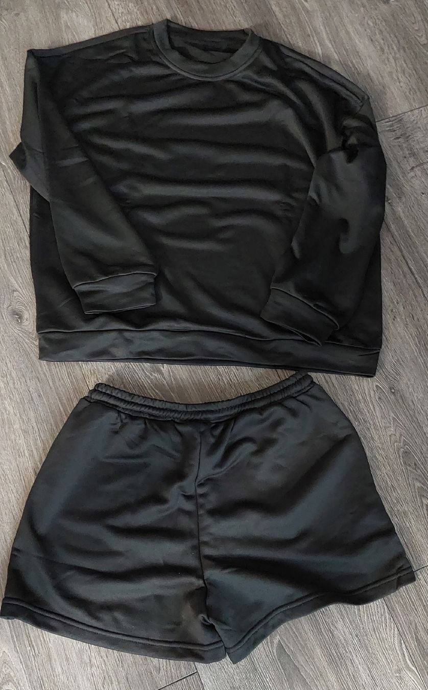 Lotti di vestiti: Schwarzer Lounge-Set, Sweatshirt & Shorts, bequem & s – Nuovo e nell'imballaggio originale da Gwatt (Thun) venduto da Letzte-Chance-III