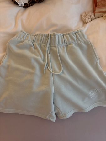 Hellblaue Shorts