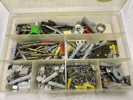 [GUT & GÜNSTIG]: Kiste mit diversem Befestigungsmaterial