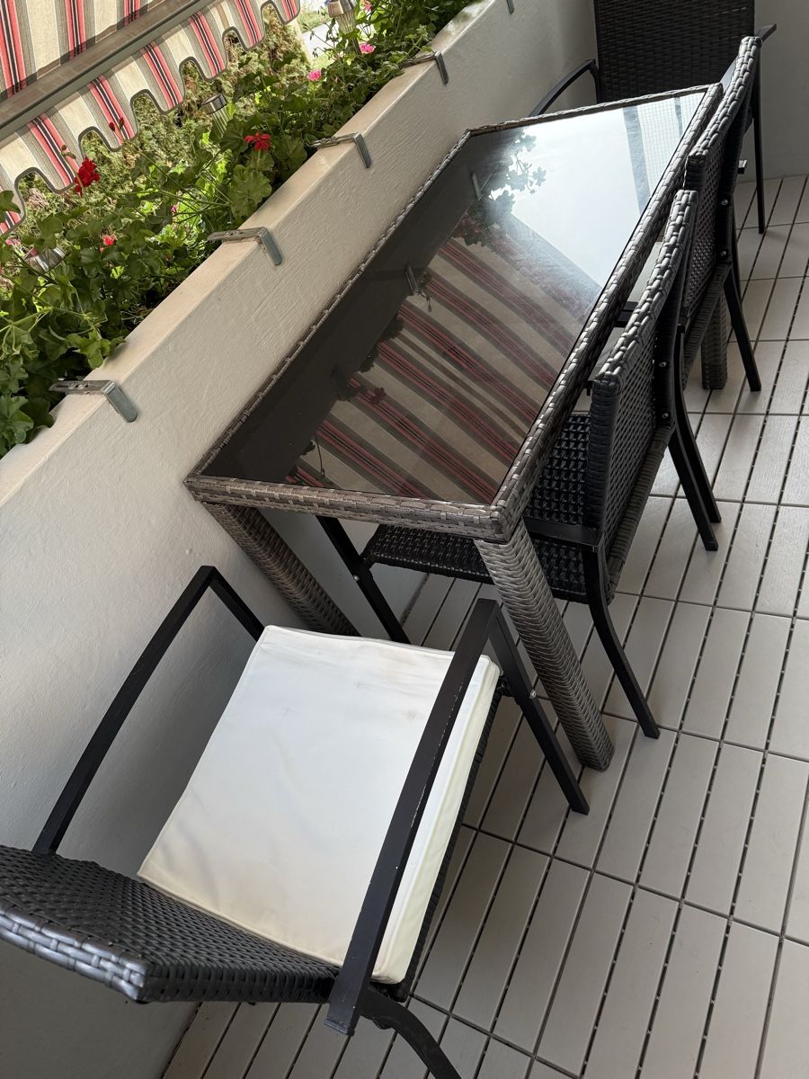Set di tavolo e panche: Balkon Set Tisch mit vier Stühle – Usato da Dietikon venduto da Saram46 1