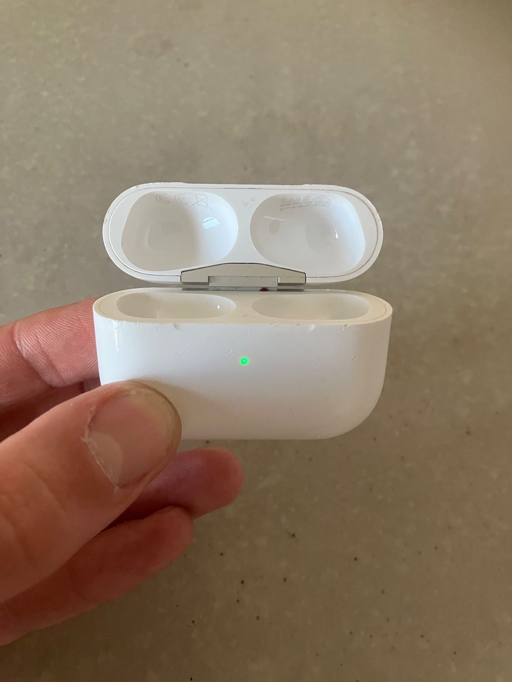 Apple Kopfhörer: Apple AirPods Pro 1 Charging Case – Gebraucht aus Lausanne von