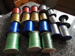 GESCHENKBAND -ROLLE, ENIGE HUNDERTER METER, BREIT , SCHMA