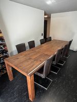 Massiver Holztisch aus Nussbaum