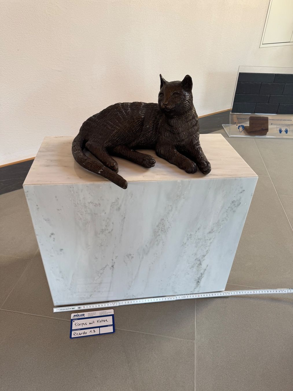 Figuren: Korpus mit Bronze Katze – Gebraucht aus Neuhaus von Mueller_Naturstein 1
