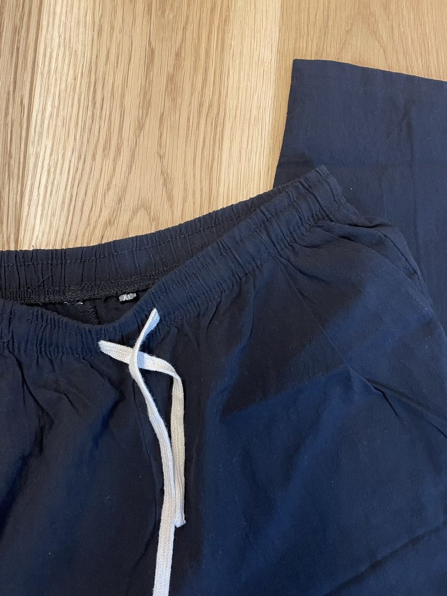 Pantalons: schwarze Stoff Sommerhosen, Grösse M – D'occasion à Lenggenwil par mai_2m5q 1