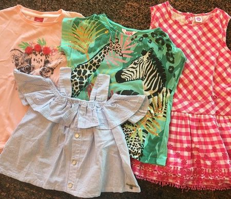 4x Mädchen-Kleider (104 / 2x T-Shirt, 1 Top, 1 Kleid)