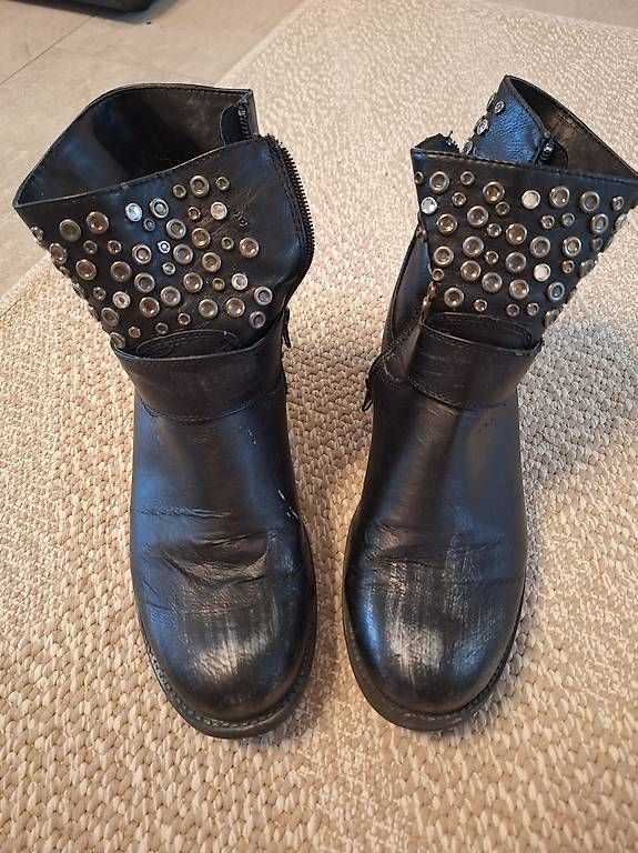 Scarpe da donna: STIEFEL mit Dekonieten, Grösse 40 – Usato da Buochs venduto da DasBaerchi 1