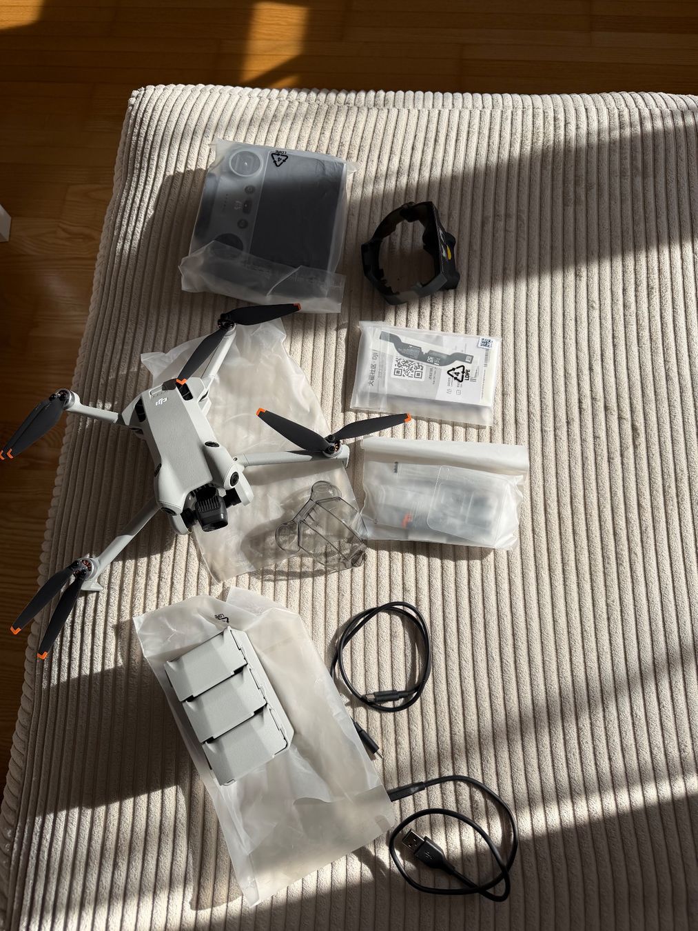 DJI Modellismo RC: DJI Mini 4 Pro Fly More Combo + microSD 512 Go Comme neuf – Nuovo (secondo la descrizione) da Prez-vers-Siviriez venduto da MeNeTXIV 1