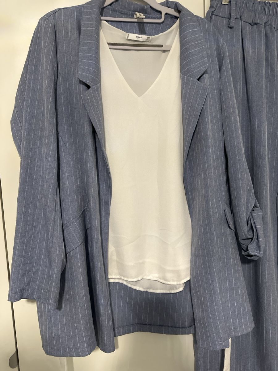 Lotti di vestiti: Stylischer Hosenanzug mit Bluse, Grösse 38 – Nuovo (secondo la descrizione) da Dietikon venduto da vithya88