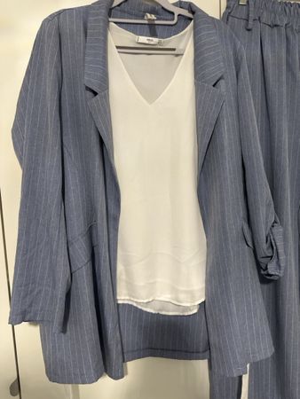 Stylischer Hosenanzug mit Bluse, Grösse 38