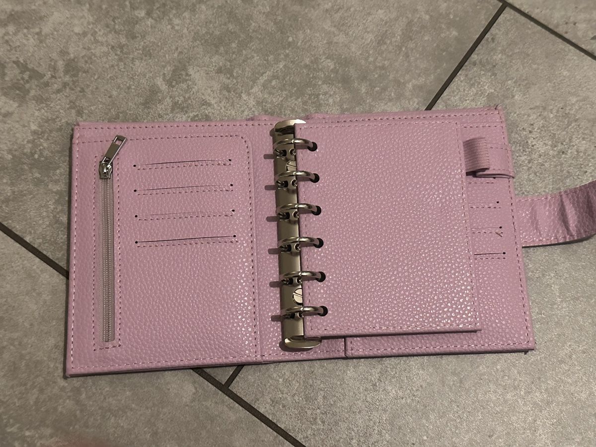 Portamonete: DE LUXE BINDER RINGBUCH A7 Neu Flieder – Nuovo e nell'imballaggio originale da Aadorf venduto da mel_5b9w 3