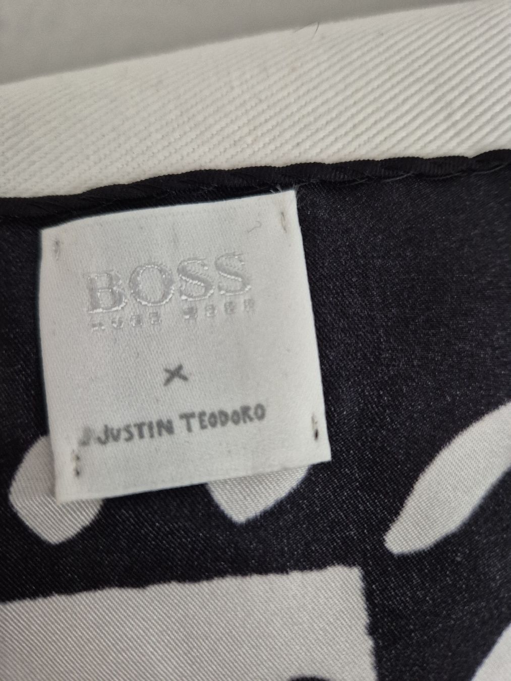 Hugo Boss Foulard & Sciarpe: Foulard von Boss – Usato da Gempen venduto da ren_fw6c 1