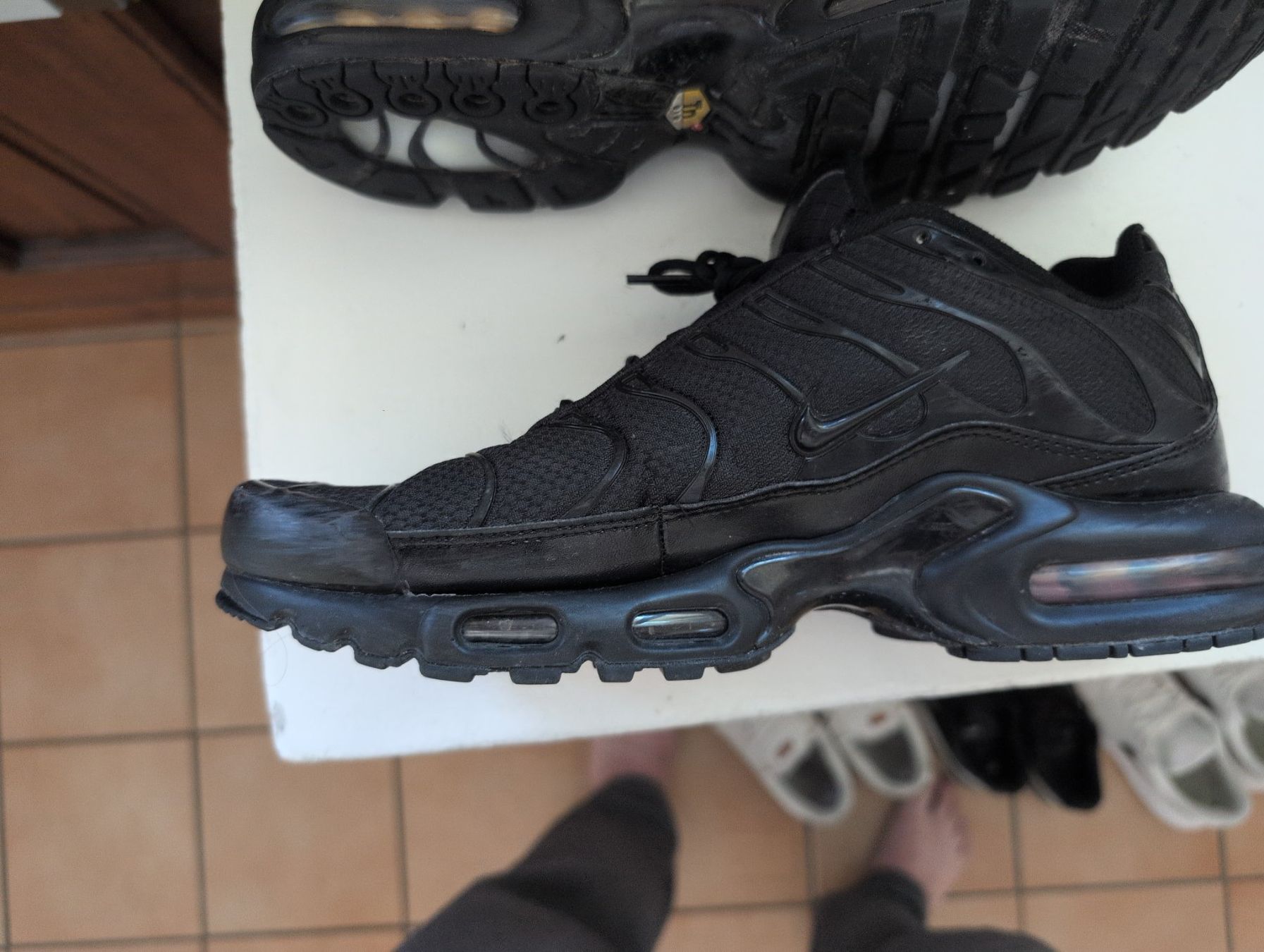 Nike Scarpe da uomo: Nike Air Max Plus "Triple Black" (EU44.5) – Usato da Montreux venduto da kambio 5