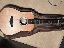 Von Shawn Mendes signierte Baby Taylor Gitarre aus  2017