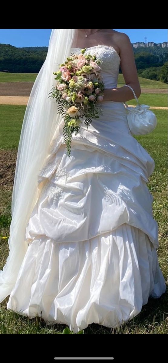 Vestiti: Elegantes Hochzeitskleid mit Schleppe – Usato da Solothurn venduto da Tarraco-SO 1