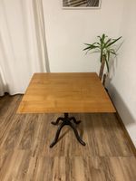 Kleiner Esstisch, Bistrotisch, Holztisch, mit Gussfuss