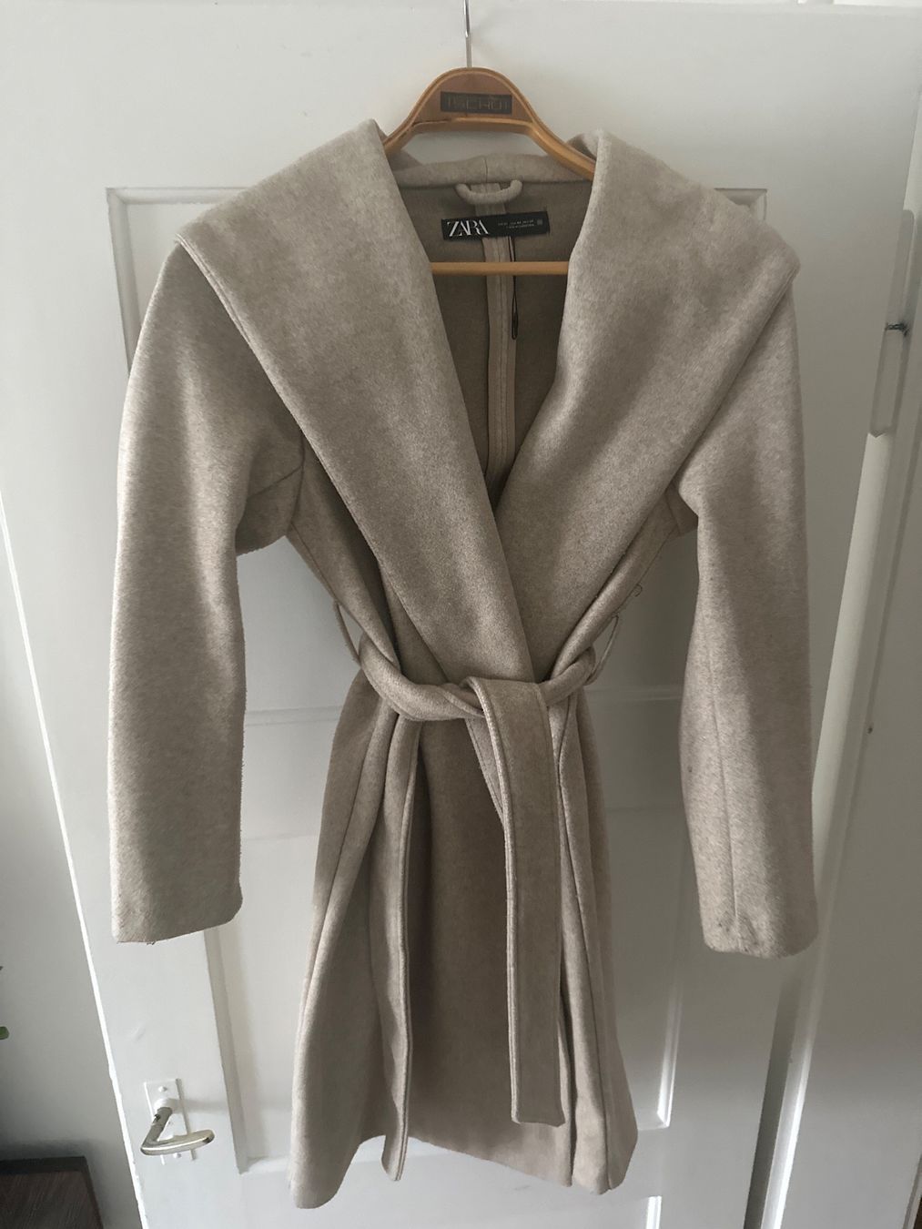 Zara Cappotti: ZARA Soft Beige Wrap Coat – Timeless Elegance – Usato da Zürich venduto da Curated.Chapters