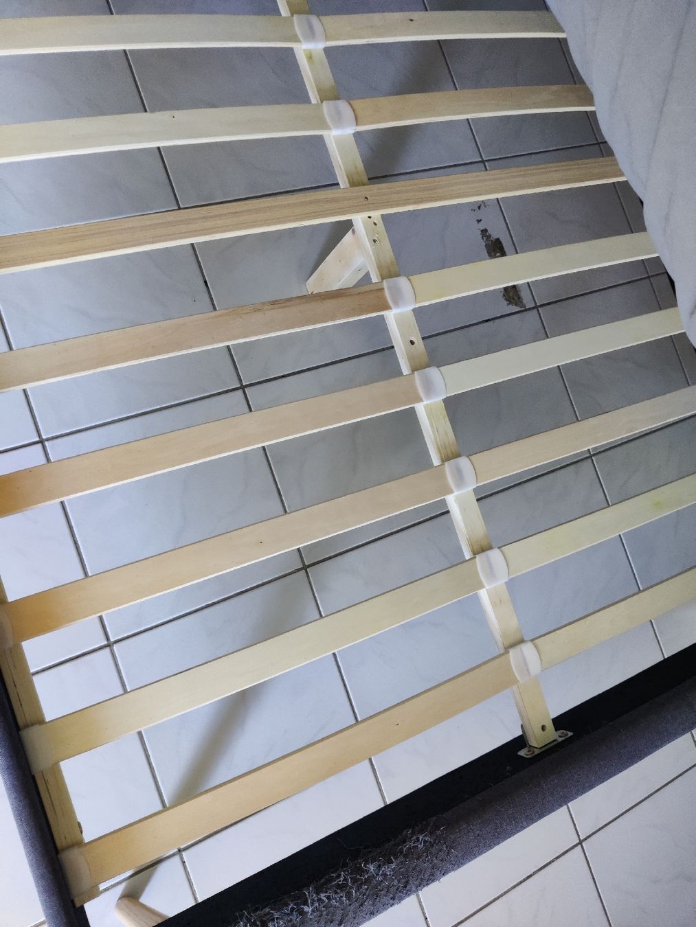 Letti: Bettgestell Stoff Anthrazit 140x200cm mit Lattenrost, gebrau – Usato da Radelfingen venduto da butzlibu 2