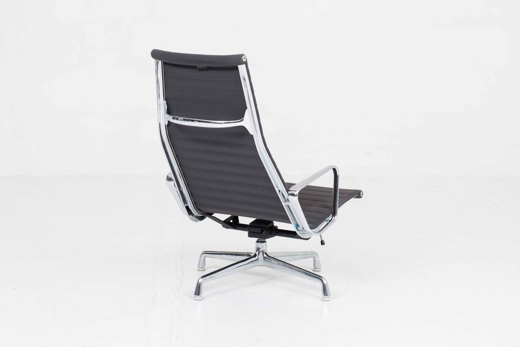 Vitra Poltrone: Vitra EA 124 Sessel von Charles & Ray Eames in grauem Hopsak – Usato da Zürich venduto da STUZH38 3