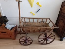 Holzwagen mit grossen Rädern als Dekoration oder Spielzeug
