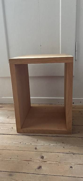 Tables de nuit: Hocker / Nachttisch – D'occasion à Bern par lke_y6gm 2