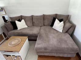 Ecksofa mit Schlaffunktion und Bettkasten