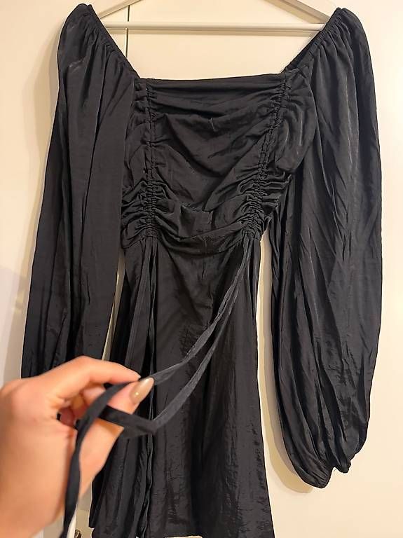 Kleider: SCHWARZES KLEID MIT PUFFÄRMELN – Gebraucht aus Niederhelfenschwil von Mileko 2