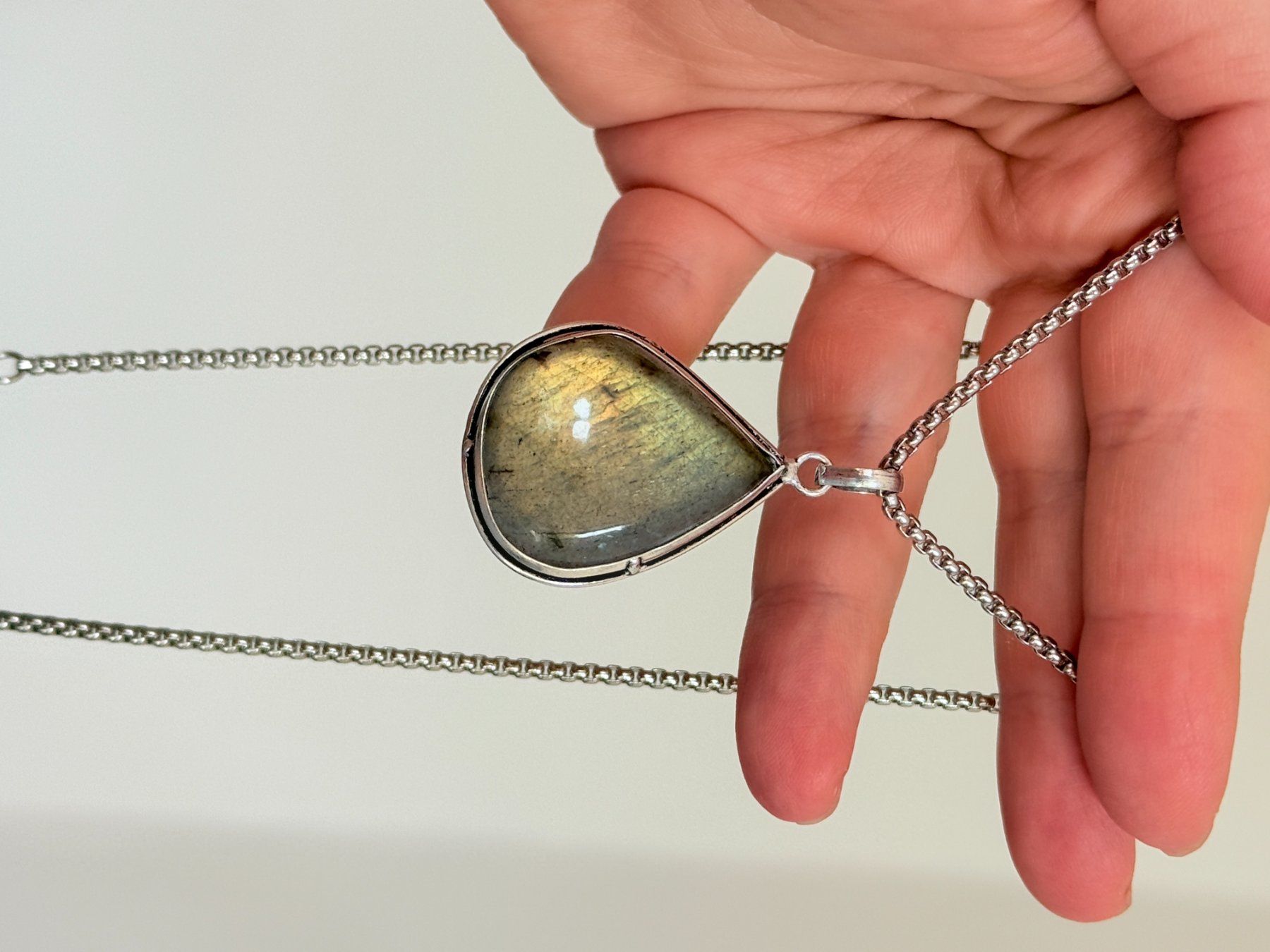 Catenine: Collier avec pendentif labradorite forme goutte argent – Nuovo e nell'imballaggio originale da Genève venduto da AGBERG 9