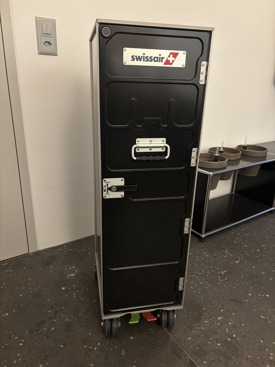 Swissair Sonstiges zu Aviatik: Swiss Air Trolley Schwarz – Gebraucht aus Fraubrunnen von Siegl1994